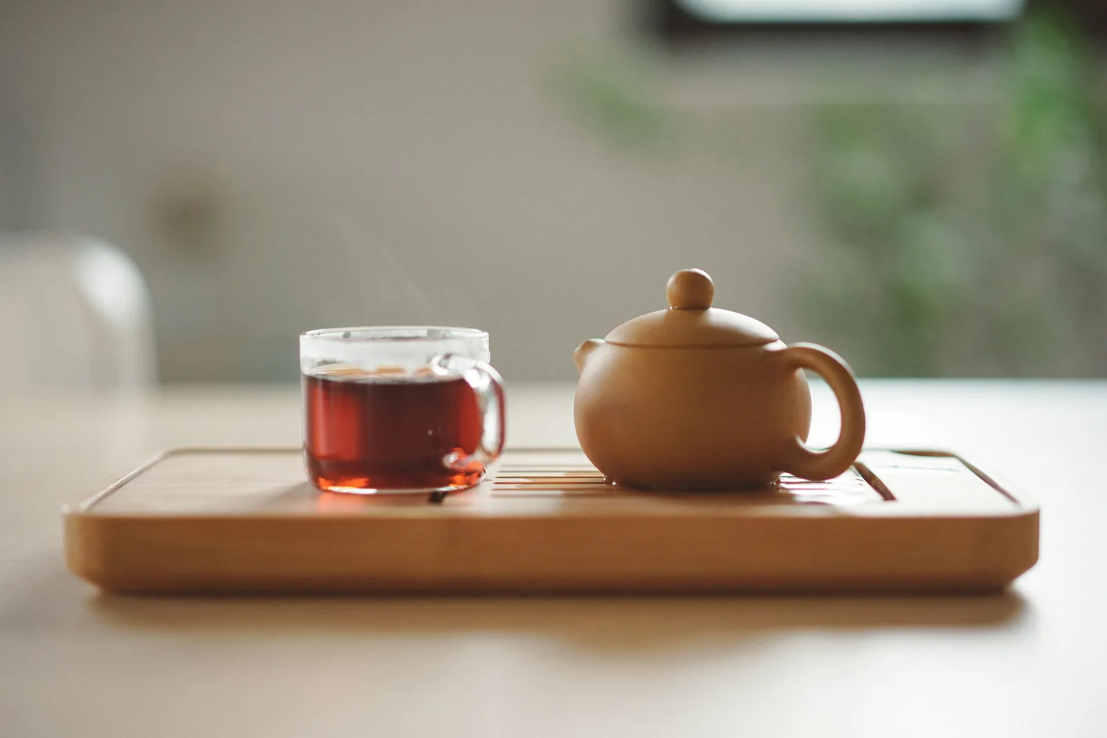 茶壺與盛有茶湯的透明玻璃杯